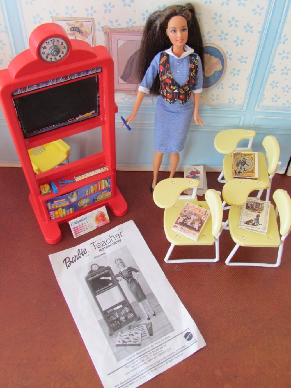 TEACHER BARBIE for KINDERGARTEN & GRADE SCHOOL w DESKS & FUN CLASSROOM ITEMS - Picture 5 of 8